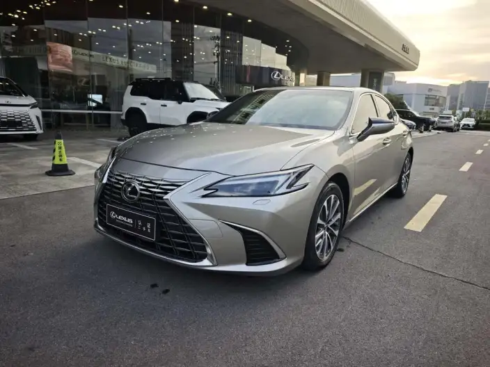 Lexus ES 2025 Model 300h Premium