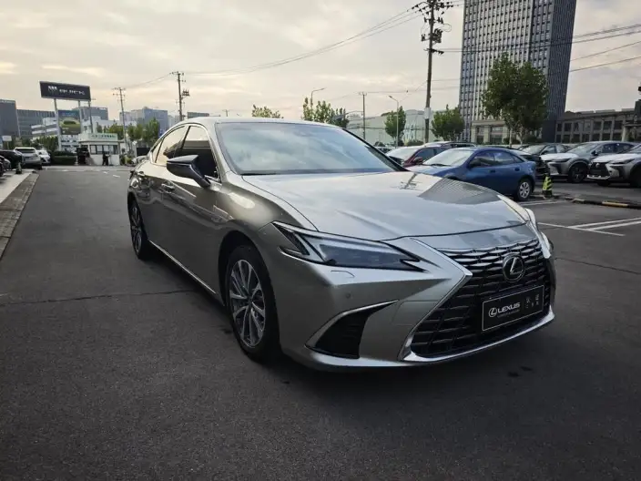 Lexus ES 2025 Model 300h Premium
