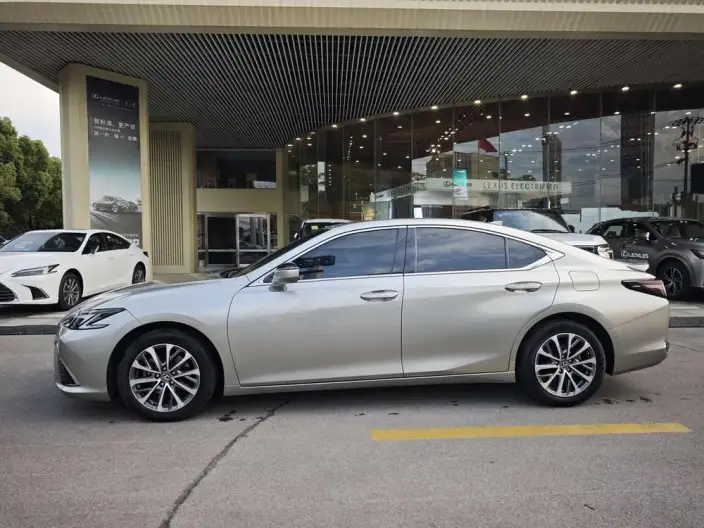 Lexus ES 2025 Model 300h Premium