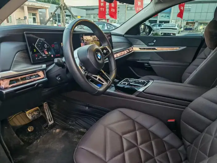 BMW 7 Series 2023 Model 735Li M Sports Set – фото 7