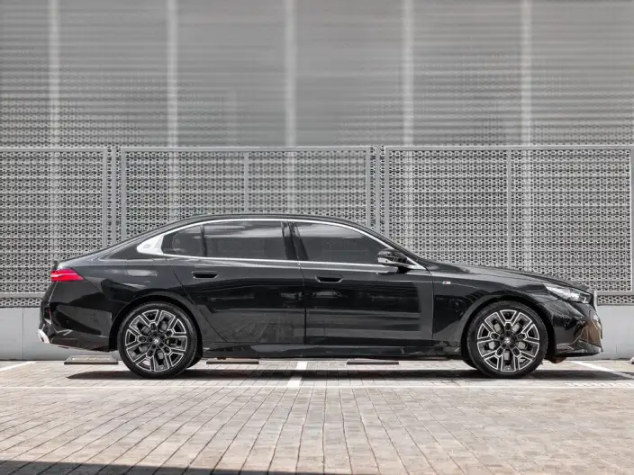 BMW 5 Series 2025 Model 530Li Exclusive Model M Sports Set – фото 7