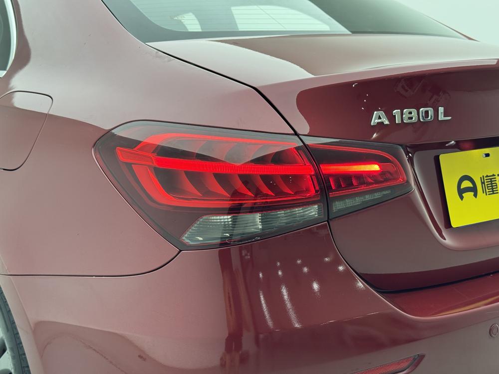 Mercedes-Benz A-Class Модель 2020 года A 180 L Sports sedan 特殊 Сравнение конфигураций – фото 13