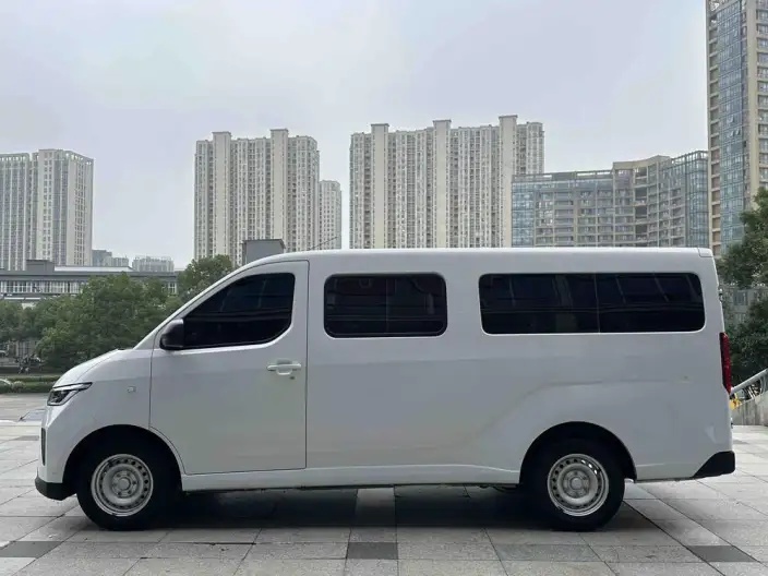 Wuling Yangguang 2024 Model 300km Comfort Model Passenger car Edition 75kW