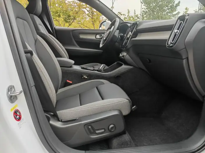 Volvo XC40 2023 Model B3 Smart Range Deluxe Edition – фото 7