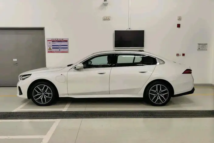BMW i5 2025 Model Facelift eDrive35L M Sports Set – фото 3
