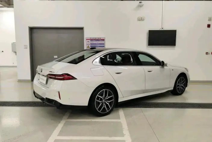 BMW i5 2025 Model Facelift eDrive35L M Sports Set – фото 5