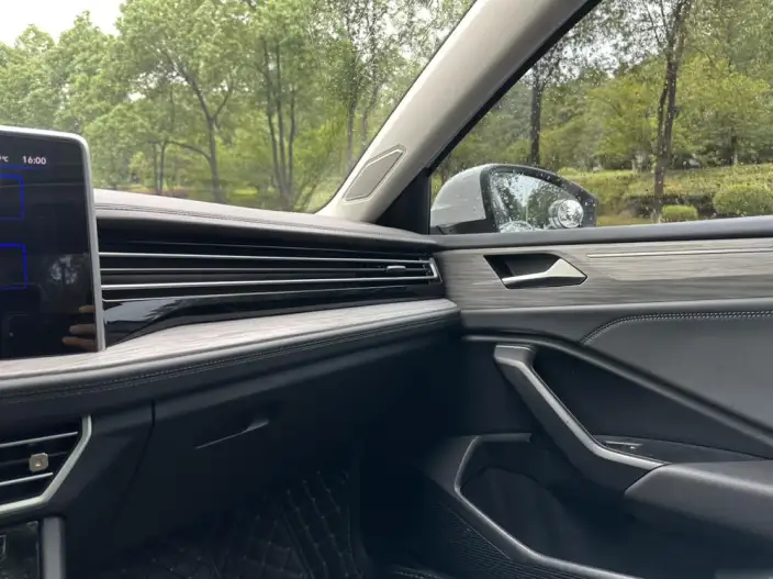 Volkswagen Sagitar 2023 Model 300TSI DSG Beyond Edition – фото 9