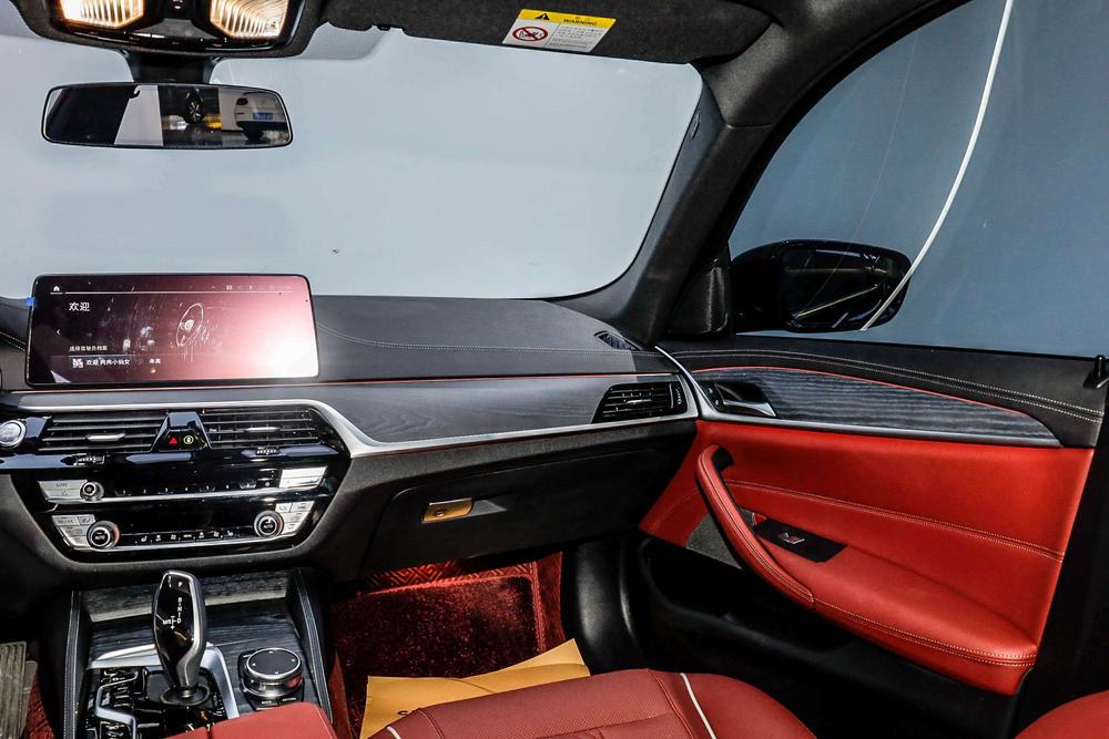 BMW 5 Series PHEV Модель 2022 года 二 раз комплектация 535Le M Sports Set – фото 15