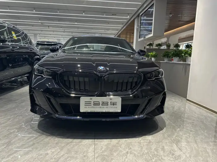 BMW 5 Series 2026 Model 530Li Exclusive Model M Sports Set – фото 2