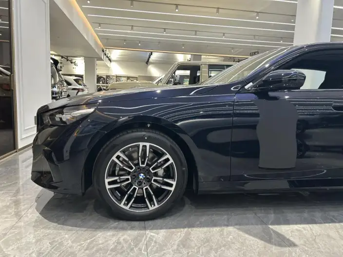 BMW 5 Series 2026 Model 530Li Exclusive Model M Sports Set – фото 9
