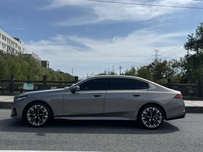 BMW 5 Series 2024 Model 530Li Exclusive Model M Sports Set – фото 4