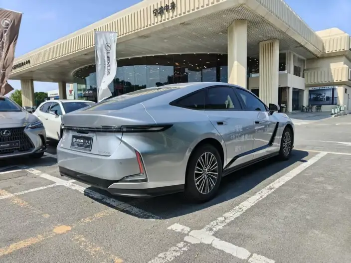 Lexus ES 2026 Model 300h – фото 5