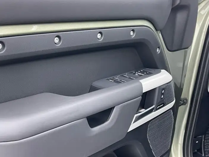 Land Rover Defender 2023 Model Facelift 110 P400 X-Dynamic HSE – фото 9
