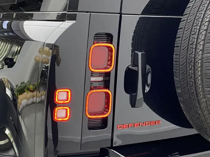 Land Rover Defender 2023 Model Facelift 110 P400 X-Dynamic HSE – фото 8