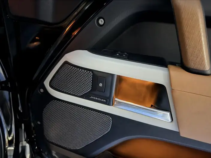Land Rover Defender 2023 Model 110 3.0T P400 X-Dynamic HSE – фото 9