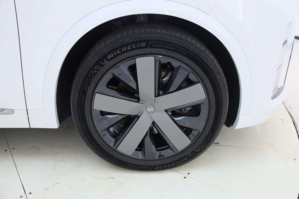 Li Auto L8 2026 модификация Ultra – фото 12