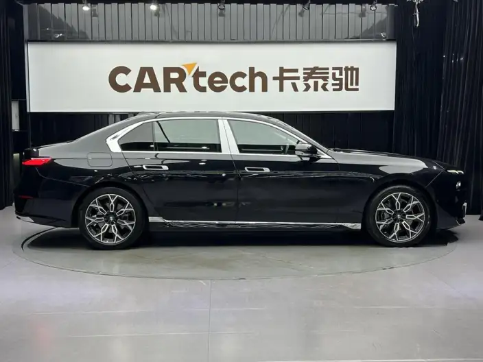 BMW 7 Series 2023 Model 735Li Luxury Set – фото 5