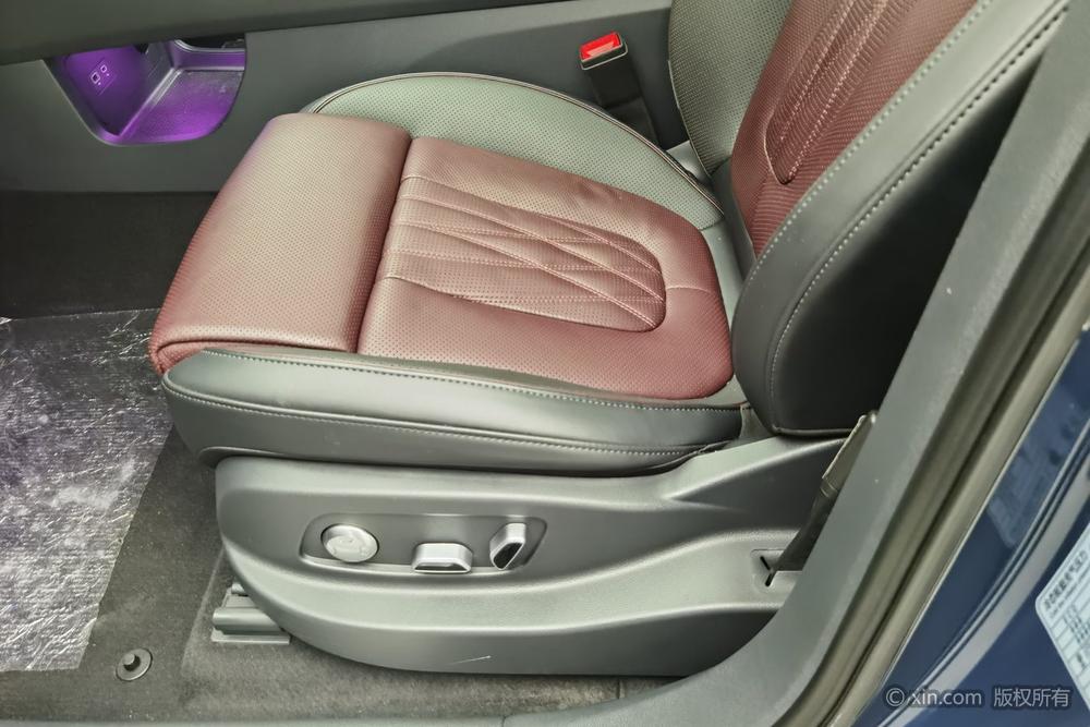 Hongqi HS7 Раздел 2023 2.0T 4WD Flag Ling Edition 6 seat – фото 18