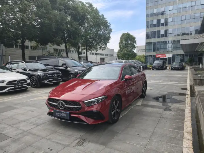 Mercedes-Benz A-class 2023 Model A 200 L Sports sedan Fashion Edition – фото 1