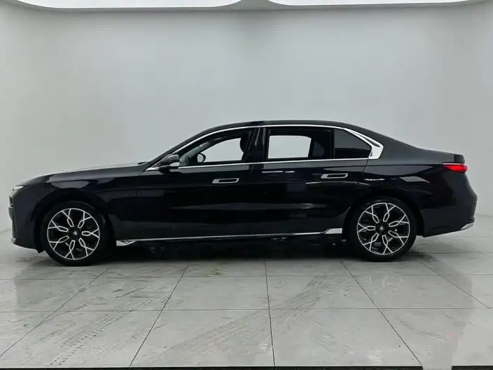 BMW 7 Series 2023 Model 735Li Luxury Set – фото 4