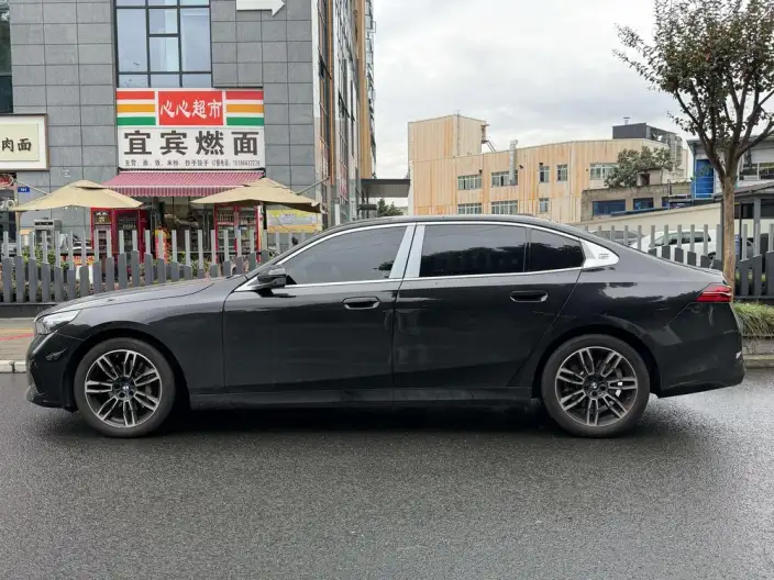 BMW 5 Series 2026 Model 530Li Leading Model M Sports Set – фото 3