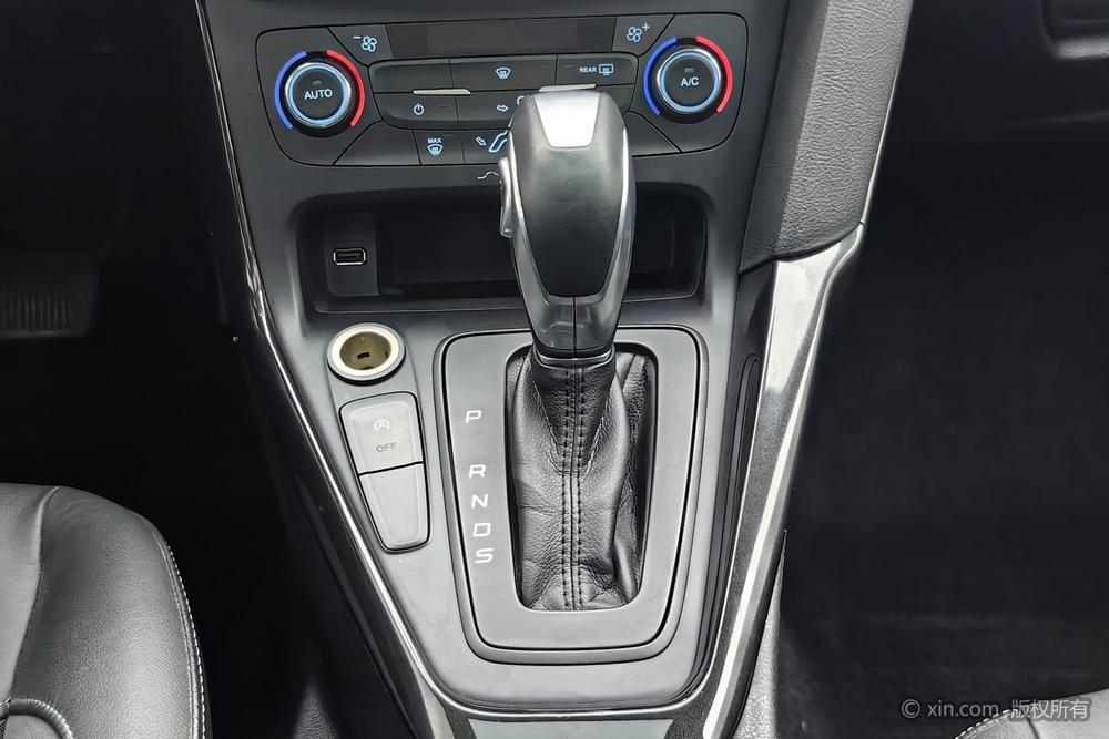 Ford Focus Hatchback 2015 EcoBoost 180 Automatic Elite – фото 15
