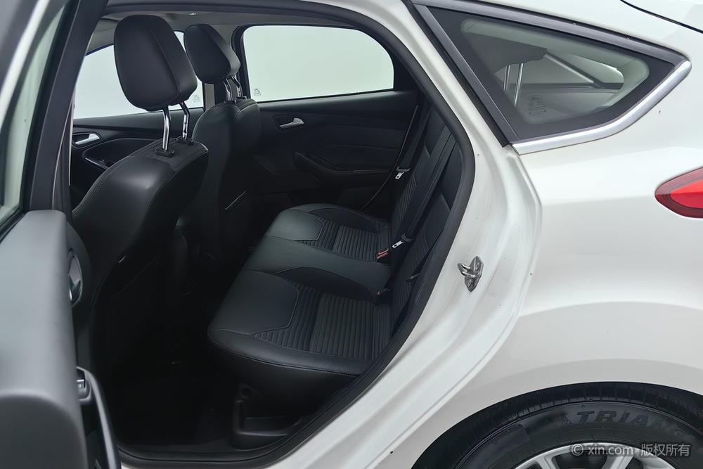 Ford Focus Hatchback 2015 EcoBoost 180 Automatic Elite – фото 19