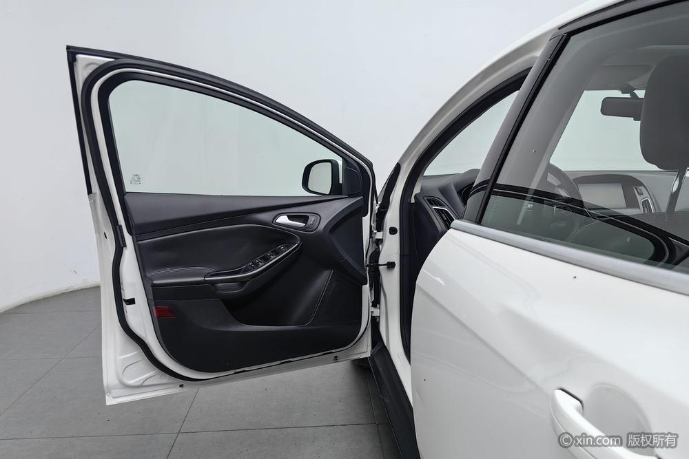 Ford Focus Hatchback 2015 EcoBoost 180 Automatic Elite – фото 21