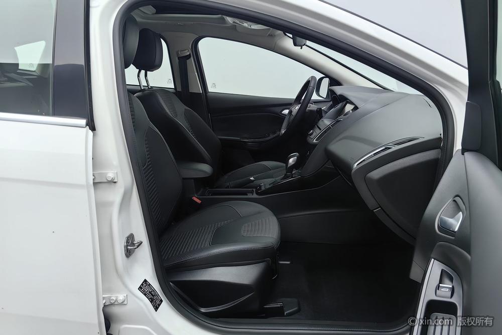 Ford Focus Hatchback 2015 EcoBoost 180 Automatic Elite – фото 24