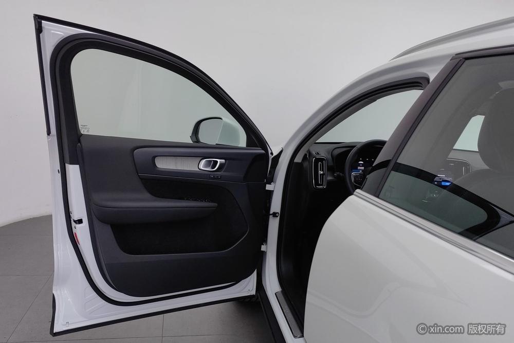 Volvo XC40 2025 Model B4 All-Wheel Drive Smart Long-Range Luxury Edition – фото 21
