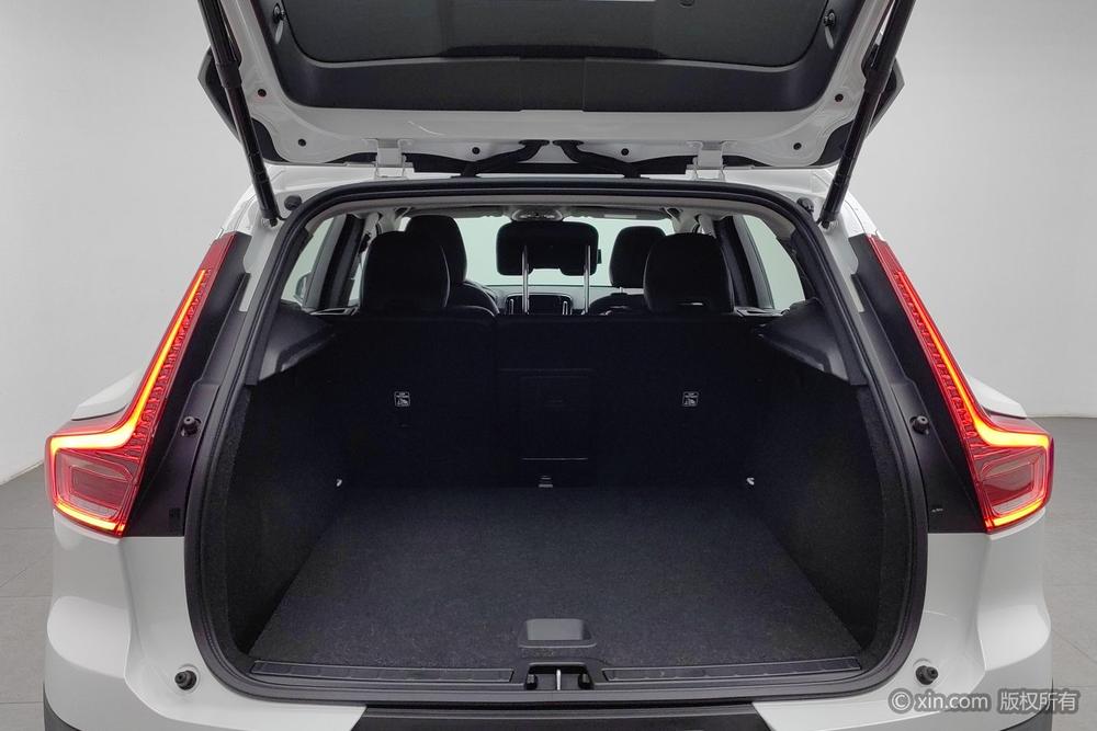 Volvo XC40 2025 Model B4 All-Wheel Drive Smart Long-Range Luxury Edition – фото 23
