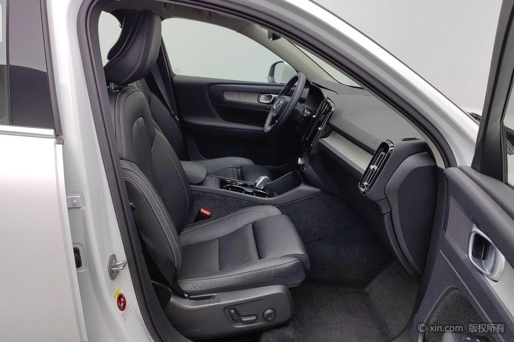 Volvo XC40 2025 Model B4 All-Wheel Drive Smart Long-Range Luxury Edition – фото 24