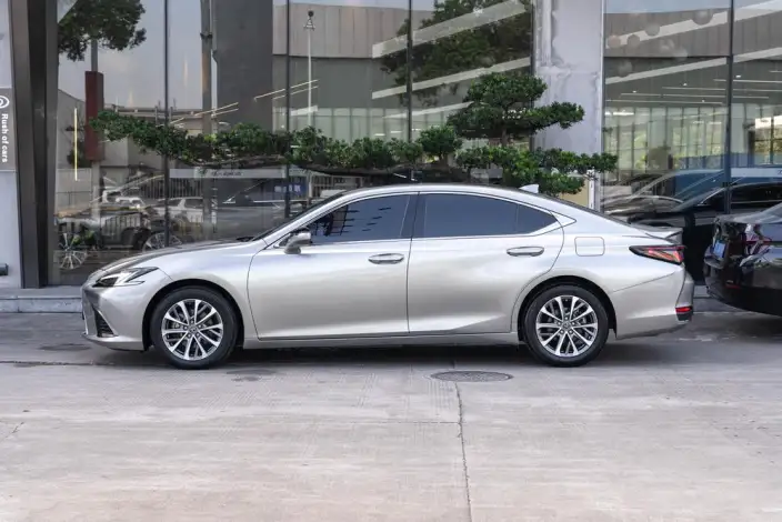 Lexus ES 2025 Model 300h Premium