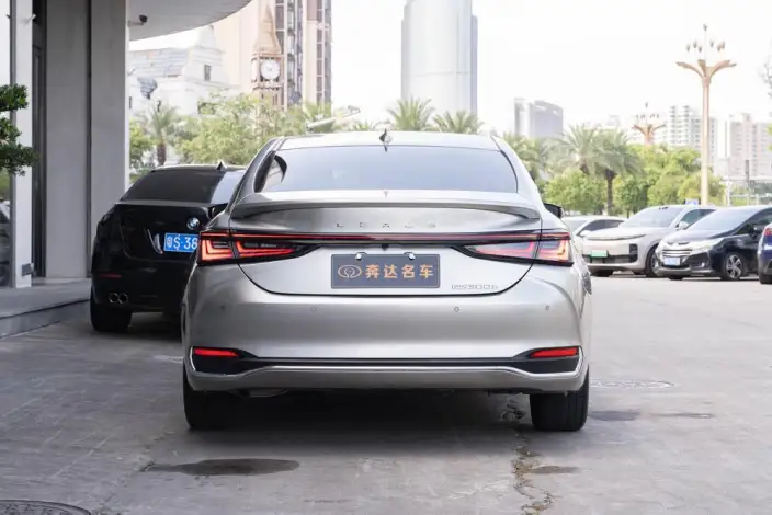 Lexus ES 2025 Model 300h Premium