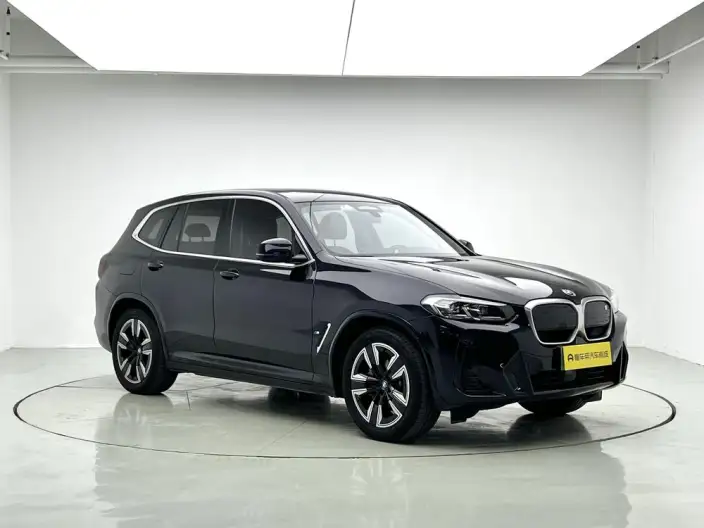 BMW iX3 2024 Model Leading Model