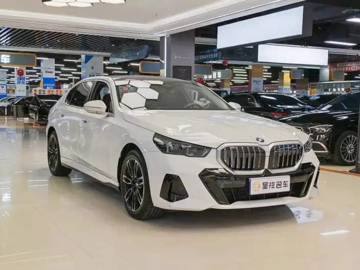 BMW 5 Series 2026 Model 525Li M Sports Set – фото 3