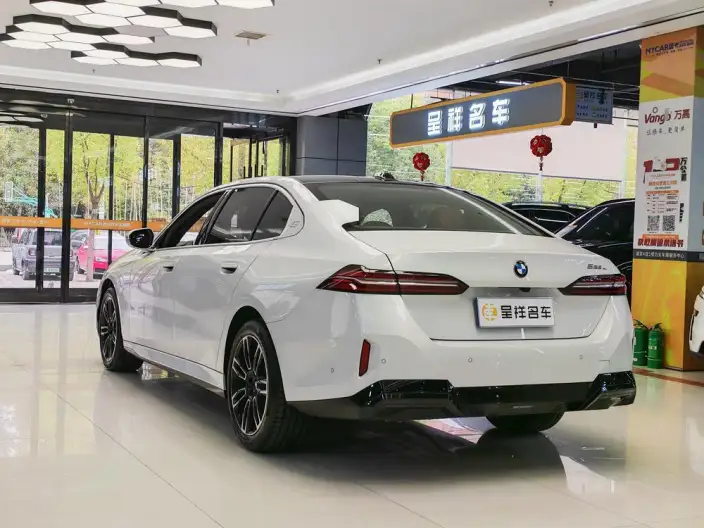 BMW 5 Series 2026 Model 525Li M Sports Set – фото 4