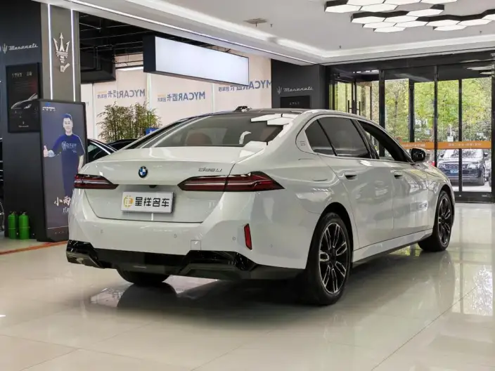 BMW 5 Series 2026 Model 525Li M Sports Set – фото 6