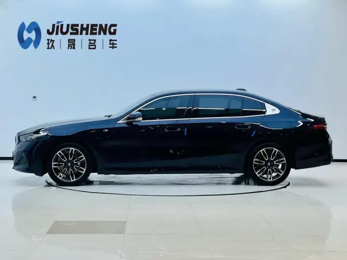 BMW 5 Series 2025 Model 530Li Leading Model M Sports Set – фото 3