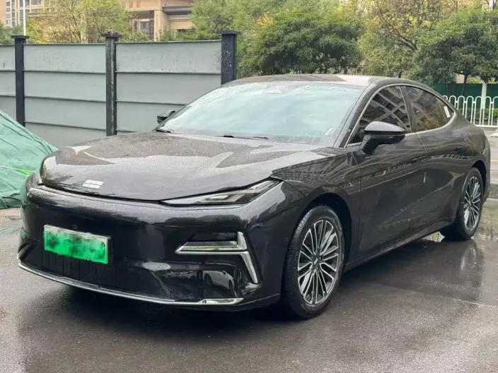 Geely Galaxy E8 PHEV 2025 Model 130km EM-i Exclusive Edition