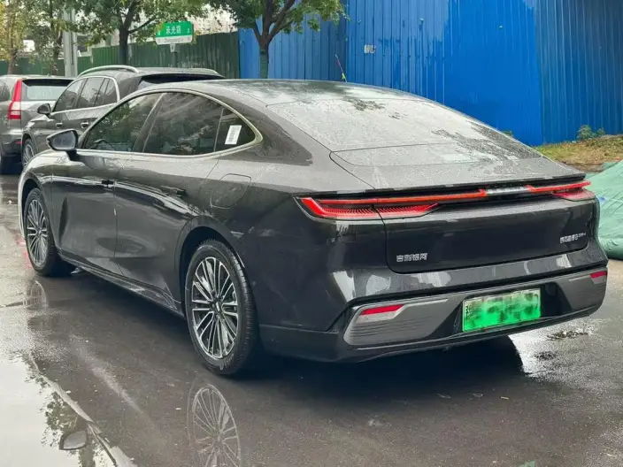 Geely Galaxy E8 PHEV 2025 Model 130km EM-i Exclusive Edition