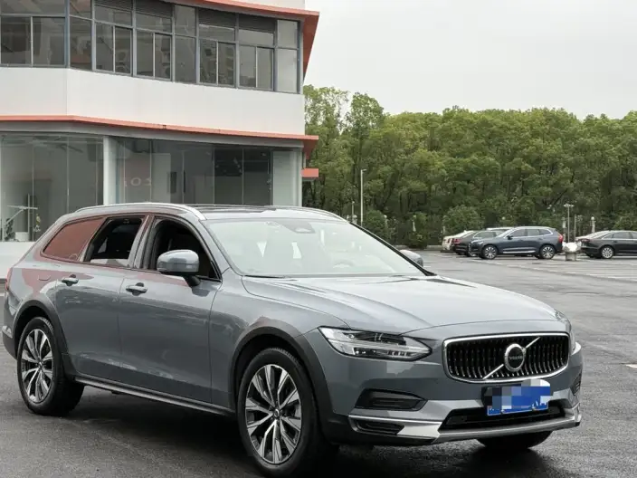 Volvo V90 2023 Model Cross Country B5 AWD Zhiyuan Edition