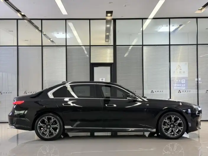 BMW 7 Series 2023 Model 735Li Luxury Set – фото 6