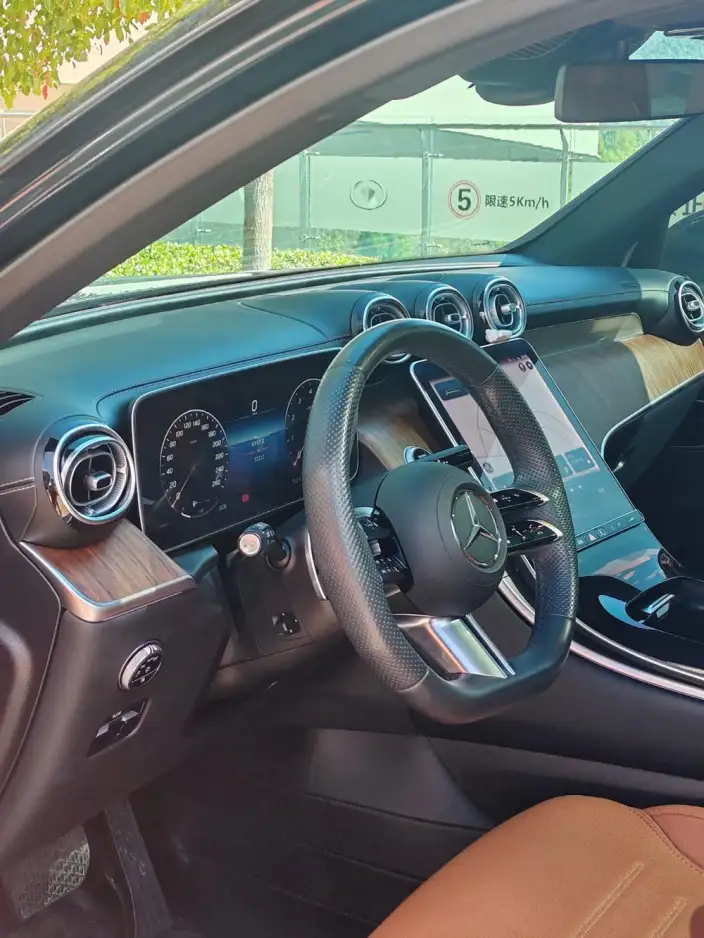Mercedes-Benz GLC 2023 Model Facelift GLC 300 L 4MATIC Dynamic Model 5 seat – фото 3