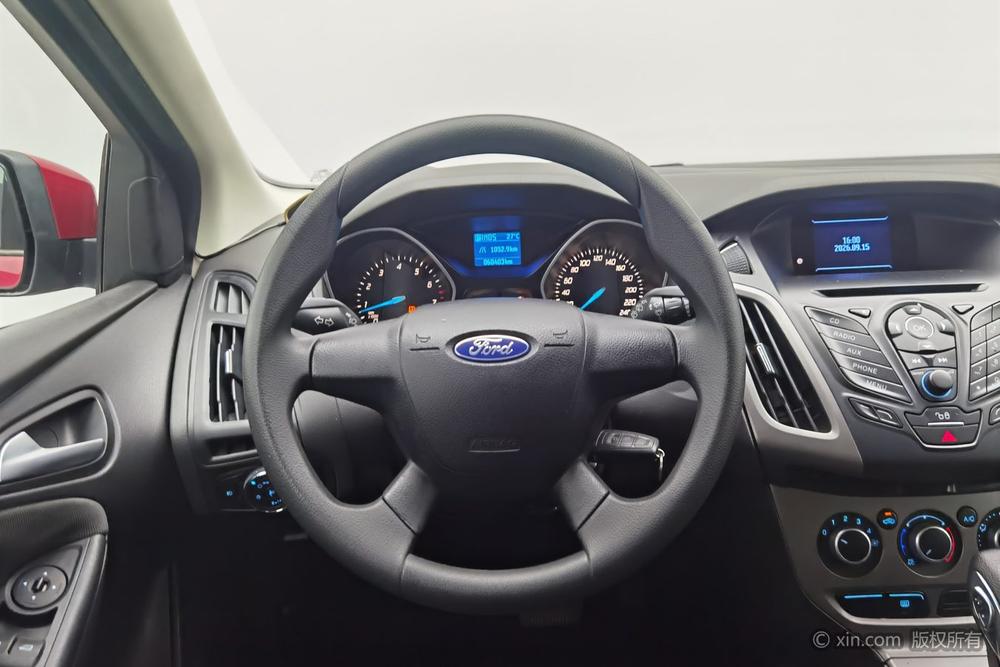 Ford Focus 2012 Hatchback 1.6L Automatic Comfort – фото 13