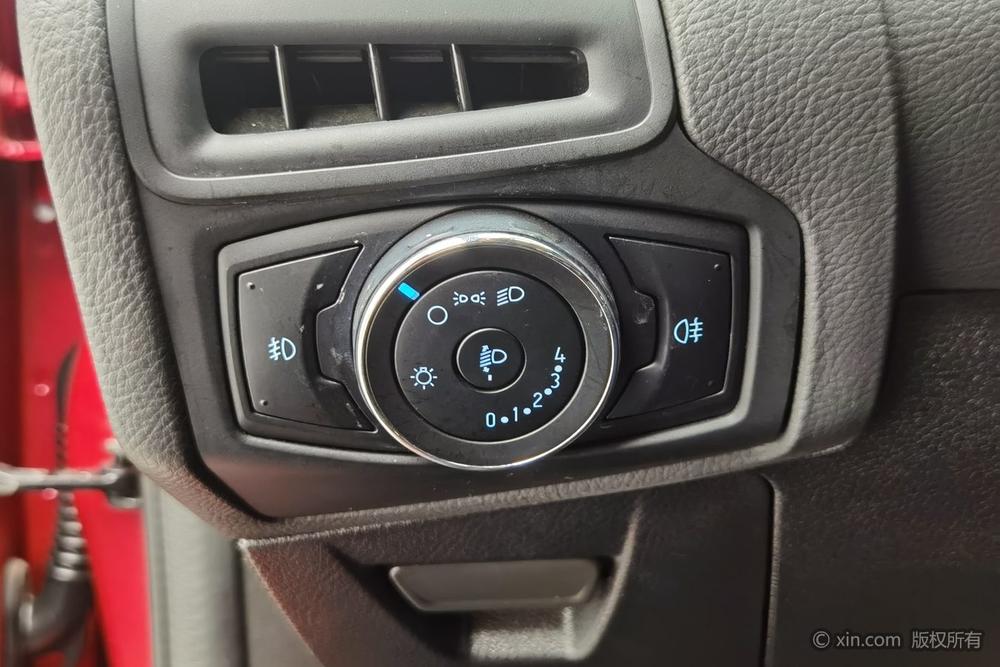 Ford Focus 2012 Hatchback 1.6L Automatic Comfort – фото 15