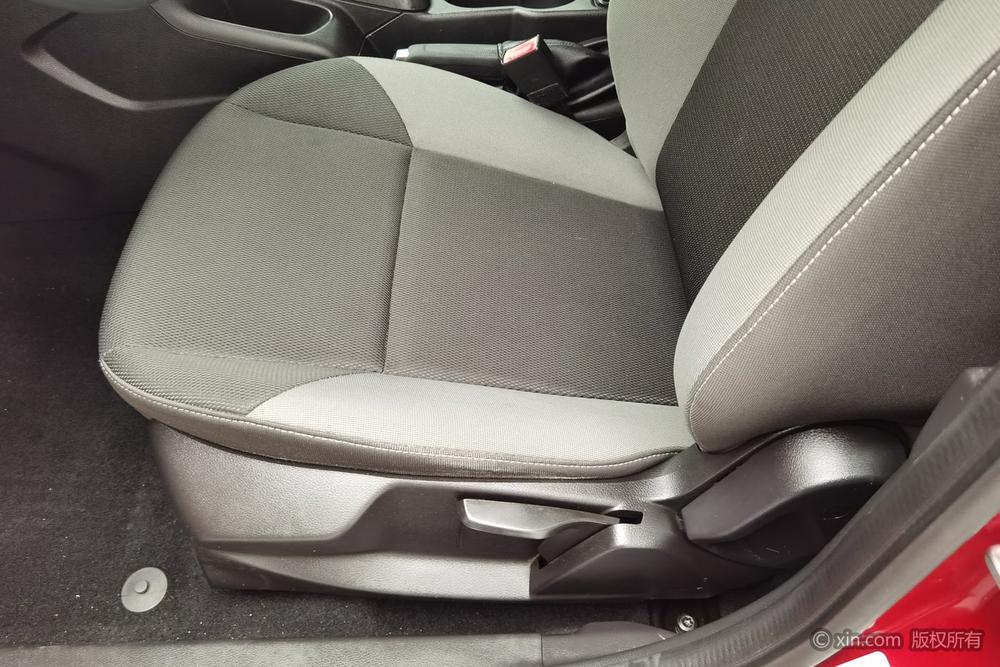 Ford Focus 2012 Hatchback 1.6L Automatic Comfort – фото 18