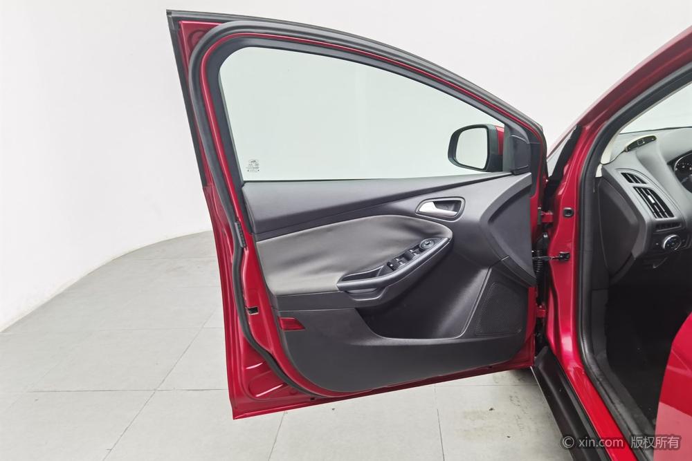 Ford Focus 2012 Hatchback 1.6L Automatic Comfort – фото 21