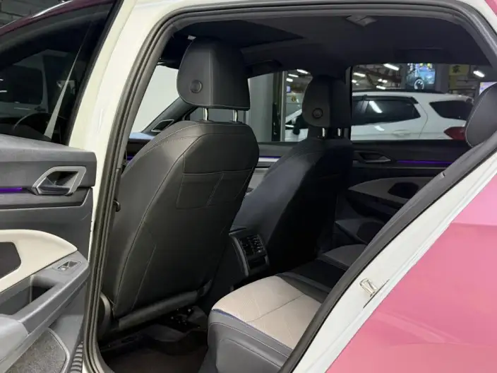 Volkswagen Golf 2025 Model 300TSI R-Line – фото 10