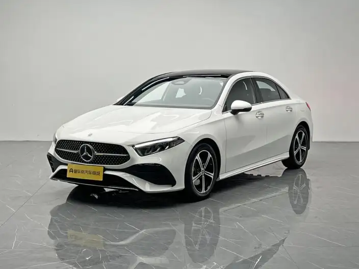 Mercedes-Benz A-class 2024 Model A 200 L Fashion Edition – фото 1